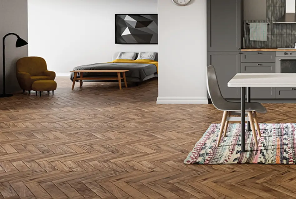 Offener Wohnbereich mit Fischgrät Parkettboden, Essplatz und Schlafzimmer im Hintergrund. Moderner Wohnstil mit Holzparkett, Teppich und stilvoller Inneneinrichtung